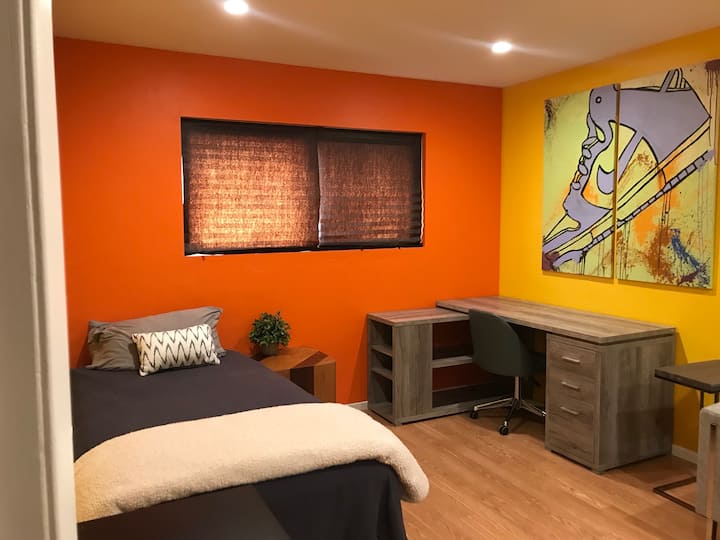 Vibrant But Relaxing Room Close To La Jolla! - San Diego, CA