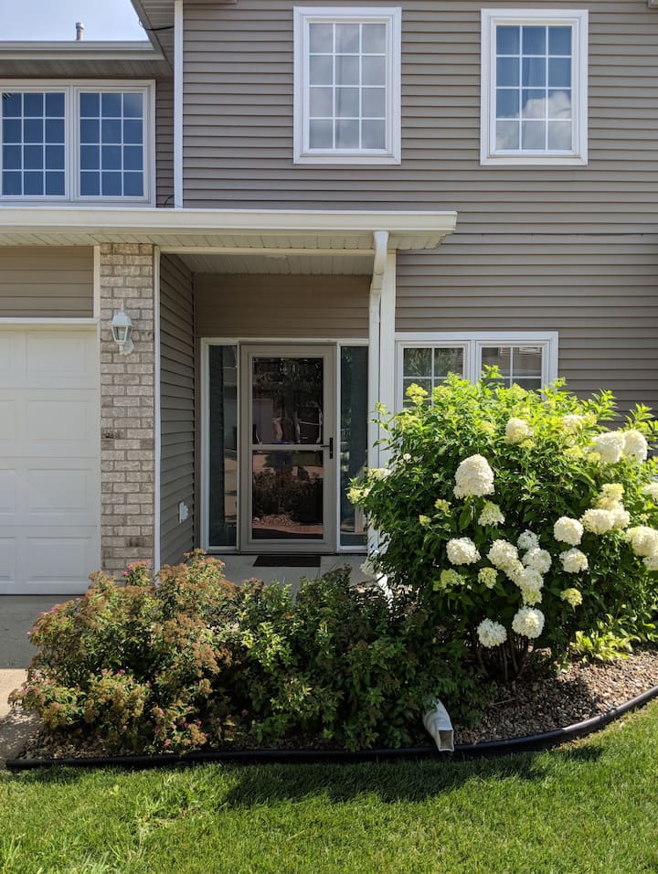 Trendy 2 bed, 2 bath townhouse in a quiet complex - Ankeny