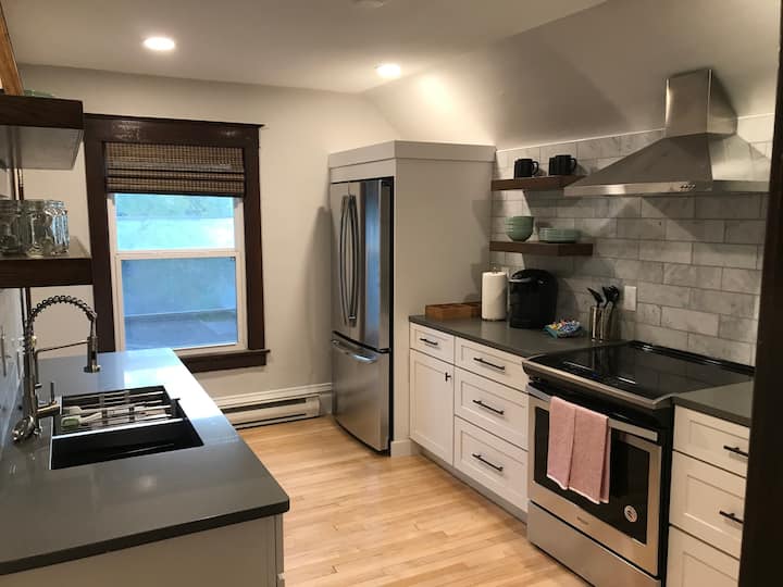 Remodeled Top Floor Apartment Near Downtown - Fargo, ND