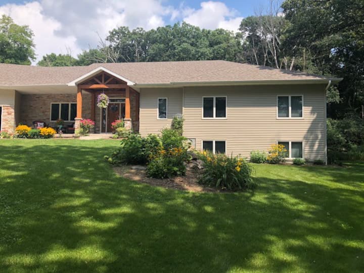 5 bedroom Executive home with high end finishing. - Marshall, WI