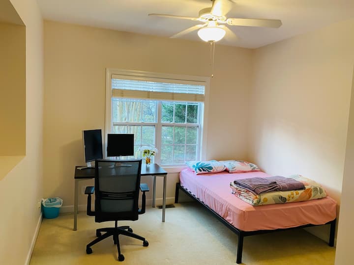 Guest room with private bathroom and office space - Ballantyne - Charlotte