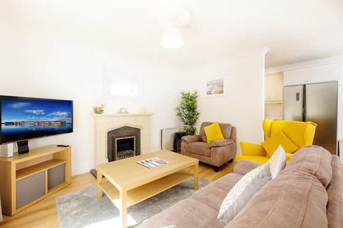 STYLISH & MODERN w/Parking, Sleeps 12, City Centre - Galway