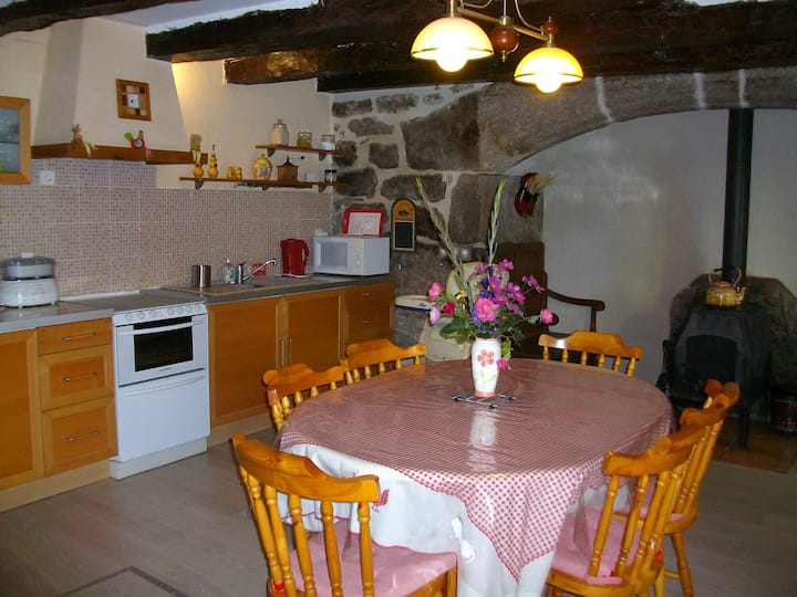 Maison traditionnelle dans hameau. - Cantal