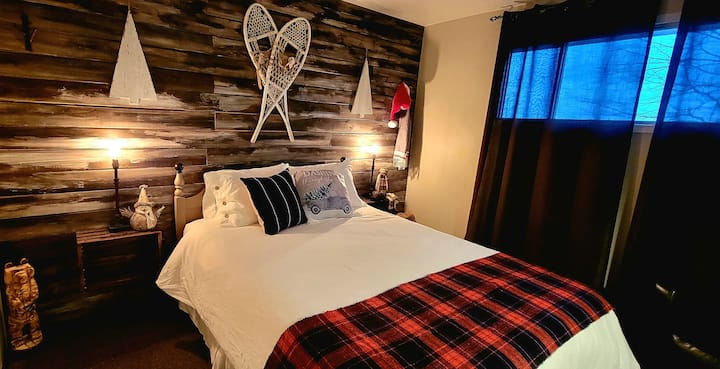 Maple Ridge Inn Boutique Hotel experience. 4 levels with 3 gorgeous bedrooms 2 full bathrooms formal dining room and British themed lounge with dart board and wood burning fireplace. Gourmet breakfast included - Renfrew