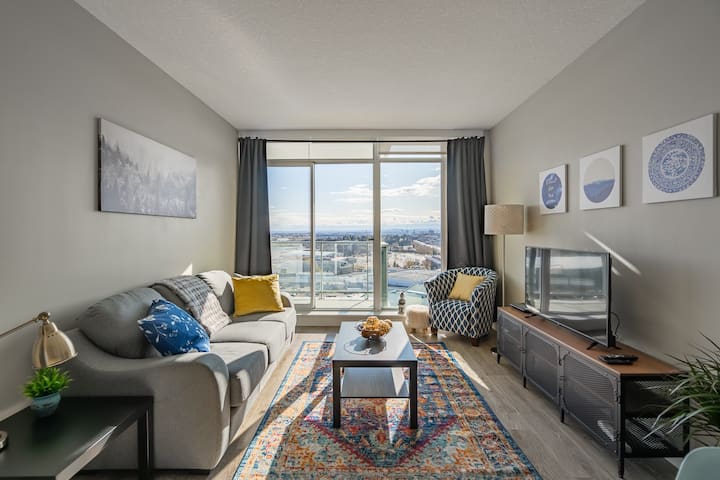 Beautiful Condo Beside The Stampede + Free Parking - Calgary