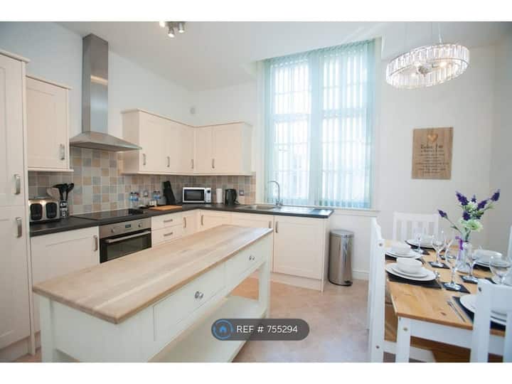 Central 2 Bed, Parking & Private Terrace, Sleeps 6 - Swindon