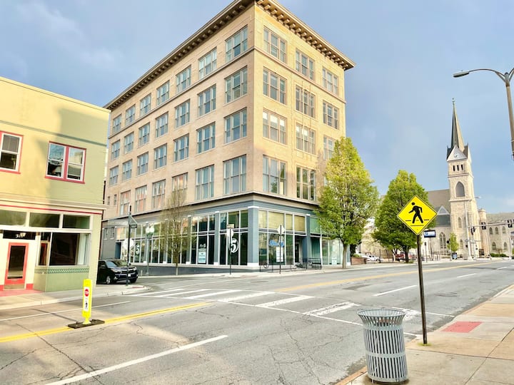 Downtown Corner-Unit Apartment with King Size Bed - Roanoke, VA