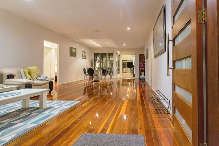 Gorgeous House In Heart Of Surfers Paradise - Surfers Paradise