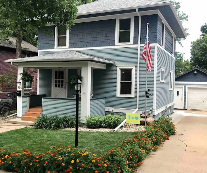 Cheerful Home with Two Private Bedrooms - Sioux Falls