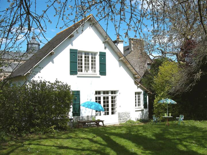 Cottage With Large Secluded Garden In A Village - Côtes-d'Armor