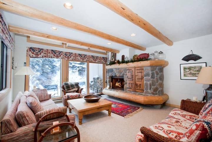 Steps from the mountain; sleeps 5+ - Sun Valley