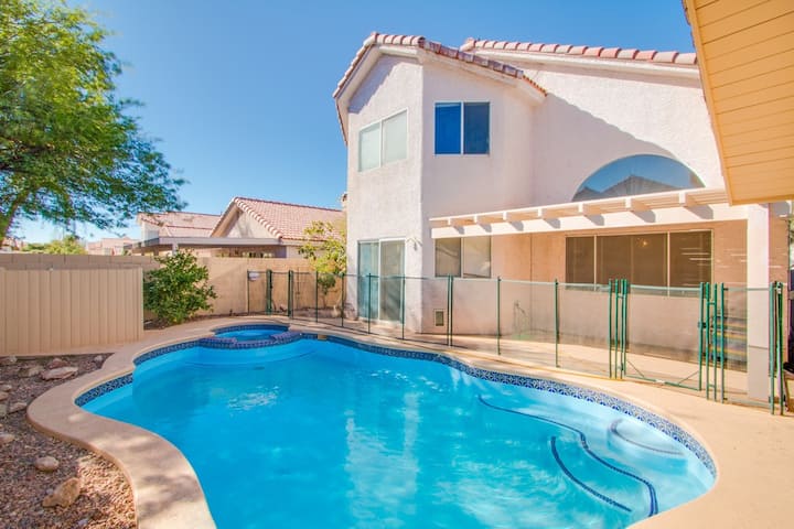 Red Rock Villa: Pool, Jacuzzi, Sauna, Game Table, Near Park, Tennis, Soccer, Basketball, Track, Play Ground & More - Las Vegas, NV