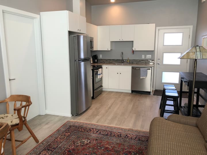 Downtown Fully Furnished ADU with Parking - Bend, OR