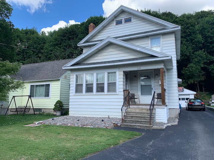 Pet Friendly Home With Fenced In Yard. - Syracuse, NY