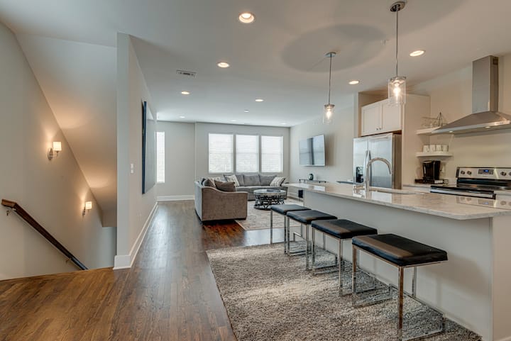 Sleek Townhouse With Rooftop | Walk To 12south - Nashville, TN