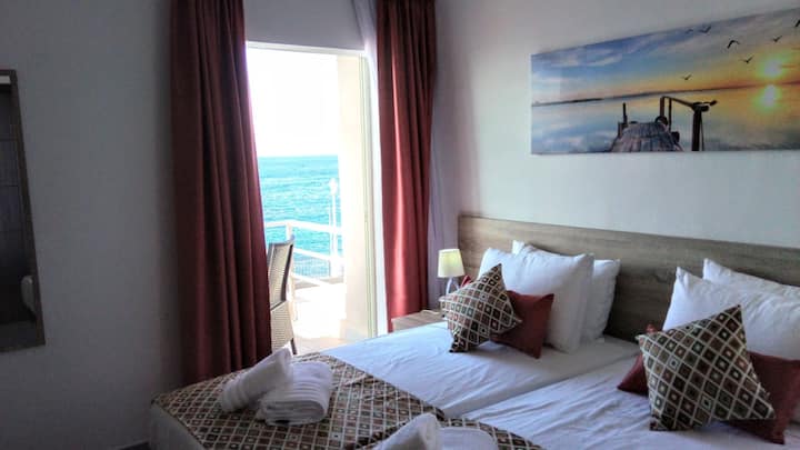 Stunning Views From The Comfort Of Your Bed (Rm 3) - Malte