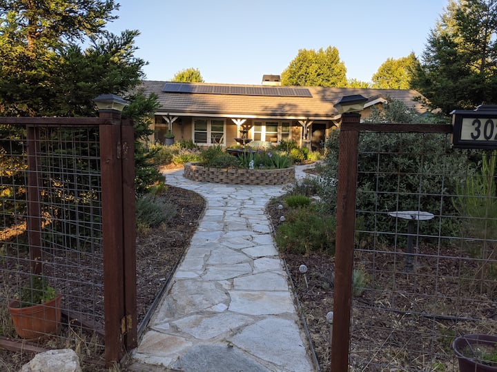 Casa Edwards - Spacious Country Feel Within Town - Paso Robles