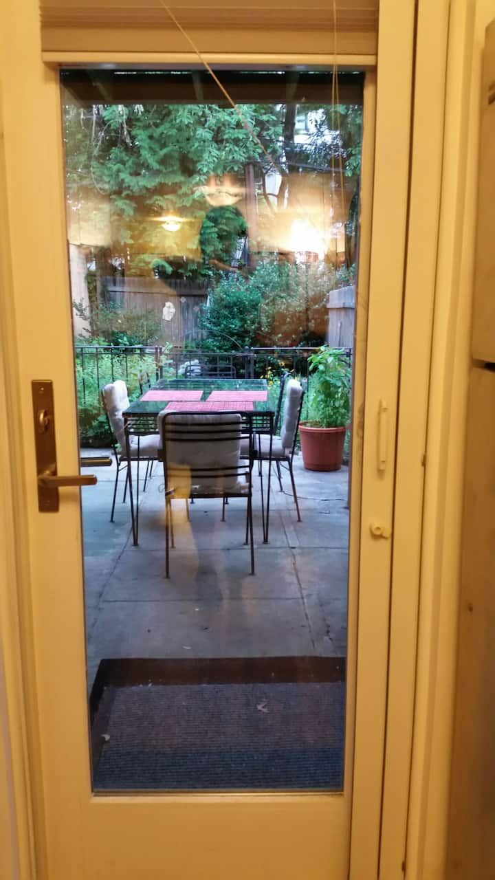 Private garden apt-prime park slope brooklyn nyc . outdoor space/grill - New York