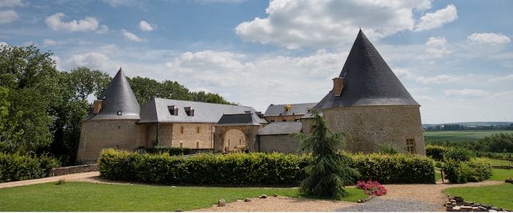 Gîte De La Tour De Guet Au Château De Charbogne - Ardennes