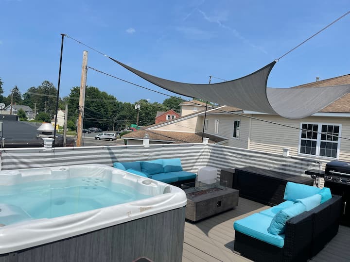 In style row house with private hot tub/pool table - Southampton, MA
