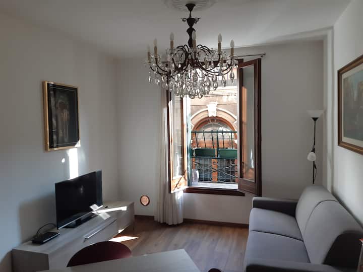 A  Sunny First Floor Venetian House With Balcony - Venice