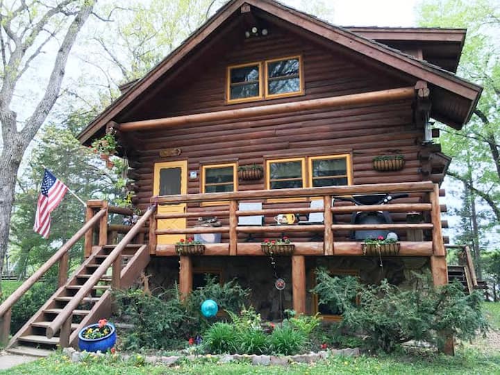 Nature Lover's Log Cabin Retreat - Minnesota