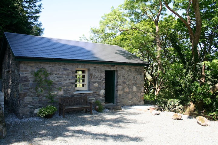 Bothy in scenic mountain valley - Irlande