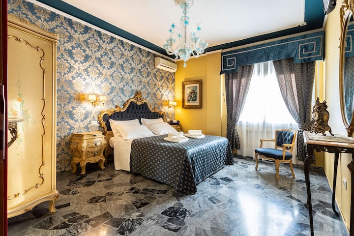 Classic Venetian Room - Venice