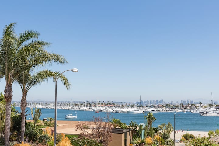 A Luxuriously Appointed and Quaint Beach Condo - La Playa - San Diego