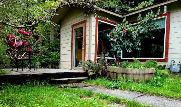 Handcrafted Cottage in the Redwoods - Eureka, CA