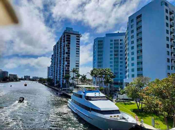 Spectacular Waterfront Condo Hotel on intercoastal - Fort Lauderdale