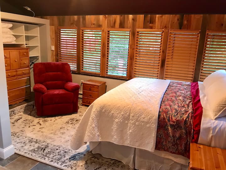 Romantic Spa-like Cabin Retreat w Hot Breakfast - New Jersey