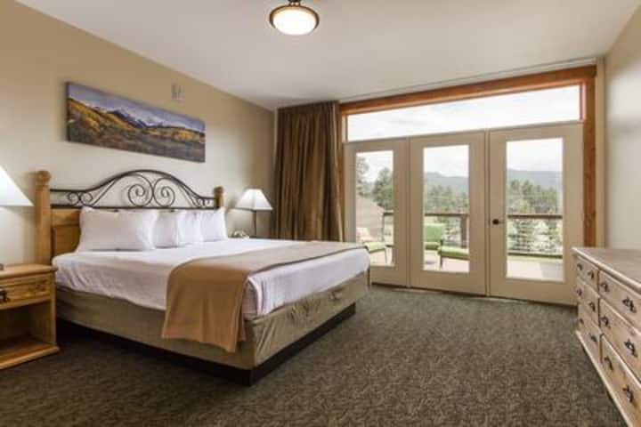 King Suite with Spacious Deck and Mountain Views - Estes Park