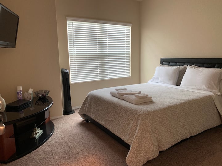 Cozy Queen Bedroom With Premium Cable And Wi-fi - San Antonio, TX