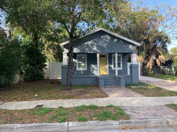 Cozy West Tampa Cottage - 1.5 Miles To Downtown - Tampa, FL