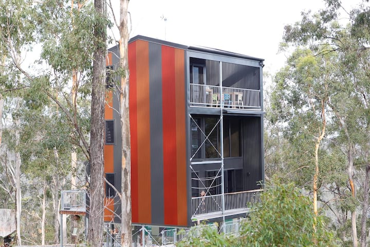 Tree House #4 Red,private Three Levelled Building With Bbq ,Smart Tv, Kitchen - Gold Coast