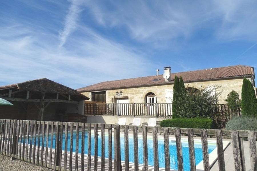 Le gîte Saint-Martin est aménagé dans une ancienne ferme restaurée du 18ème siècle, 4 chambres, piscine privée, proche de Marmande - Lot-et-Garonne