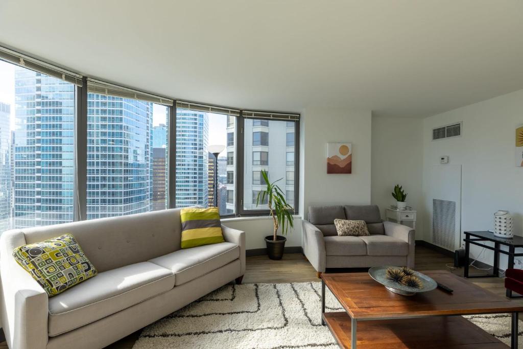 2b 2ba Exquisite Apartment With Views, Indoor Pool & Gym By Envitae - Chicago, IL