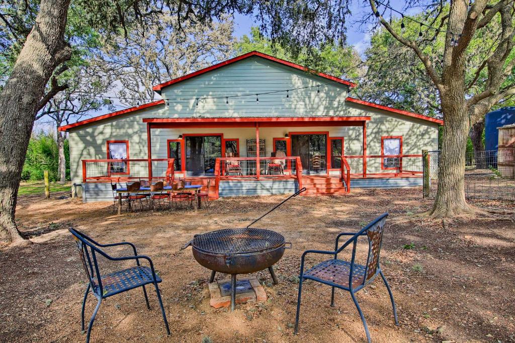 Charming Villa Cardinale Cabin In Helotes! - San Antonio, TX