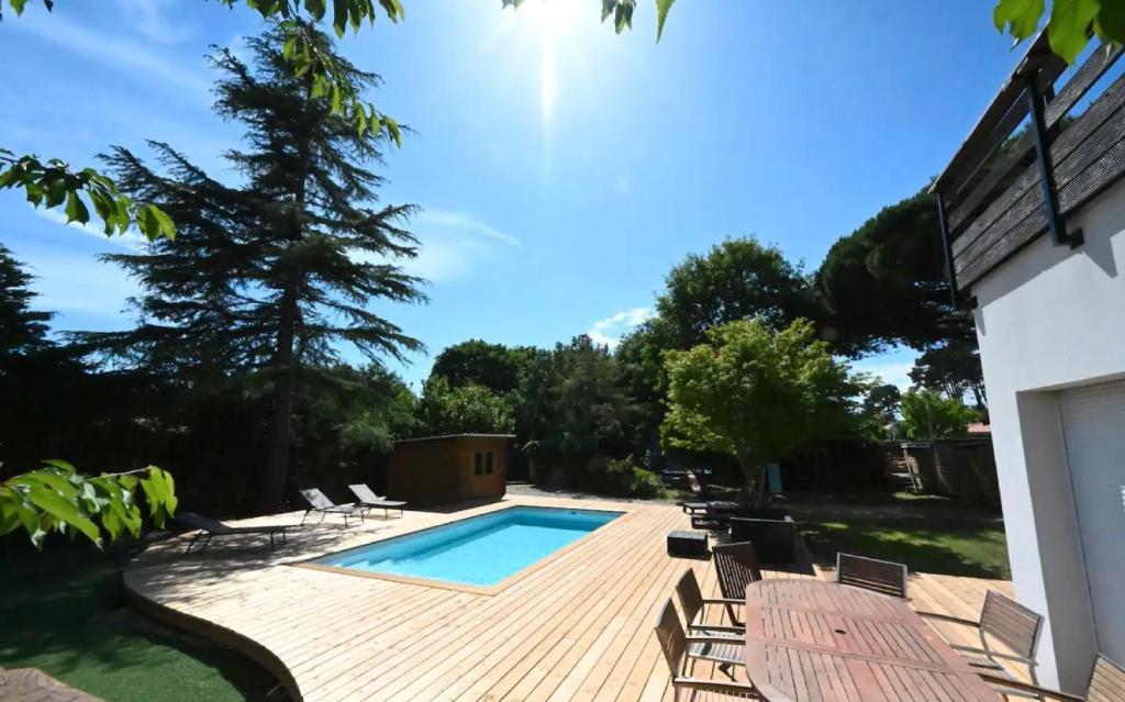 Closed Wooden Terrace And Trees With Equipped Kitchen - Agay