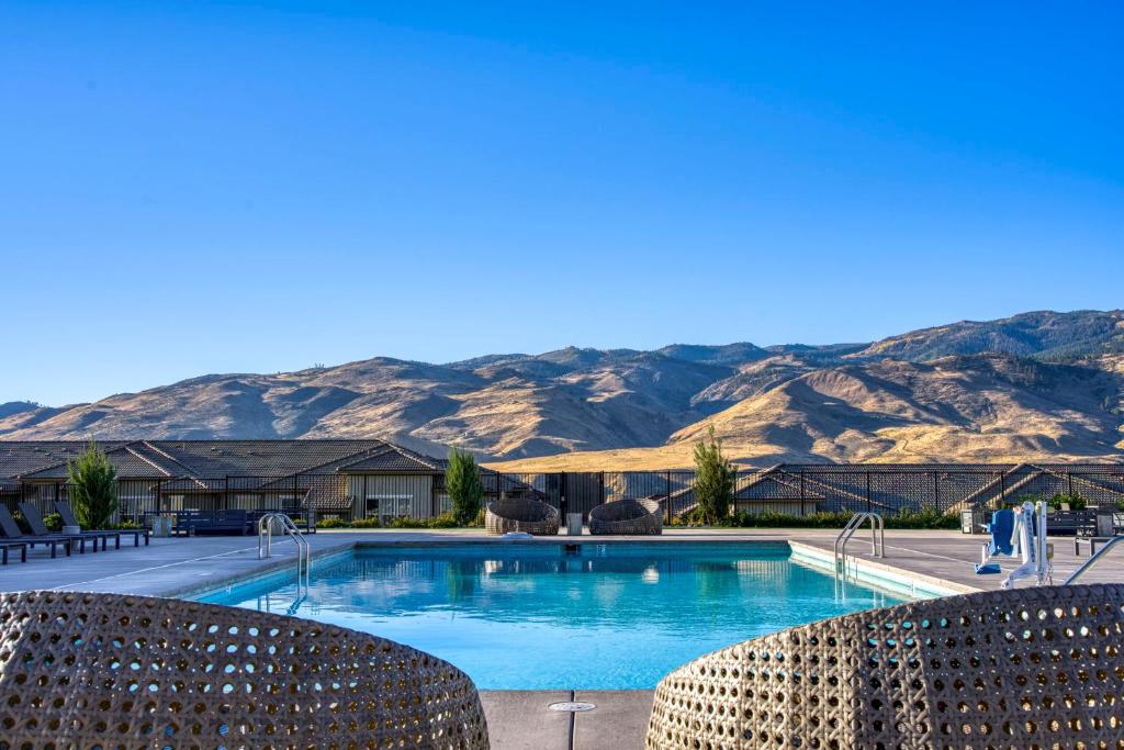 Luxury Retreat - King Beds, Hot Tub, & Pool - Family & Remote Work Friendly - Reno