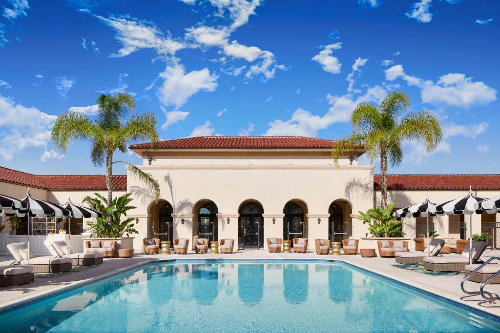 Pasadena Hotel & Pool - Los Angeles, CA