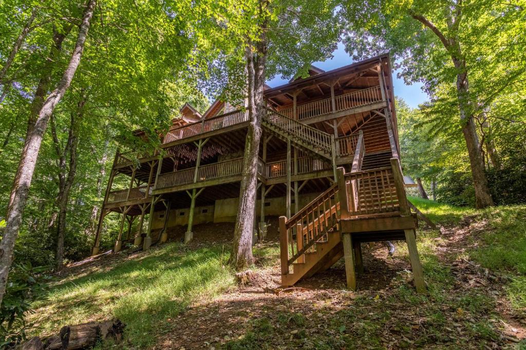 Freedom Lodge - 5br, 4ba - Hot Tub - Spacious Living - Pool Table - Blowing Rock