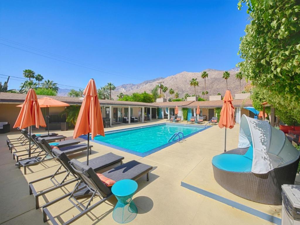 Little Paradise Hotel - Palm Springs, CA