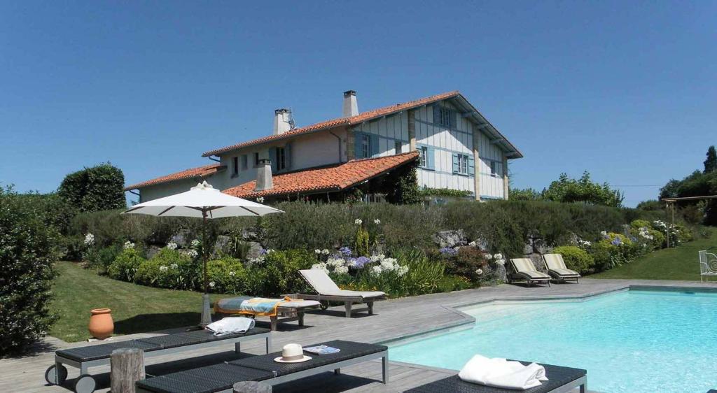 Maison Piscine Jardin Calme Proche Biarritz Plage Et Golfs - Pays basque français