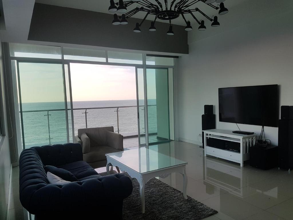 Bay Resort Condominium, 7, Beach-front Sea view, 6-8 PAX - Miri