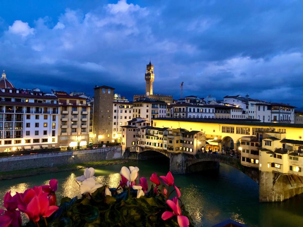 Ponte Vecchio View Luxury Apartment - Florence