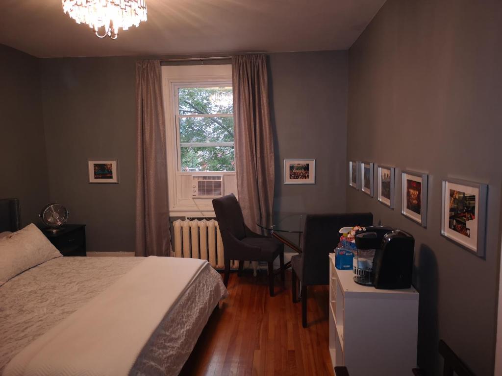 Room with King Bed in 3 Bedroom Downtown - Montreal (Canada)