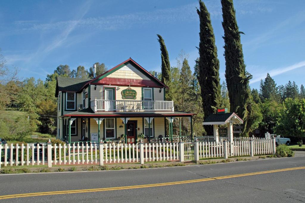 All Seasons Groveland Inn - California