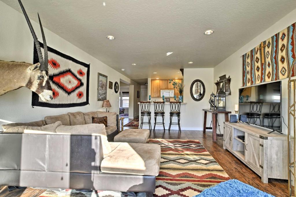 Rustic Ennis Townhome with Balcony - Walk to Downtown - Ennis, MT